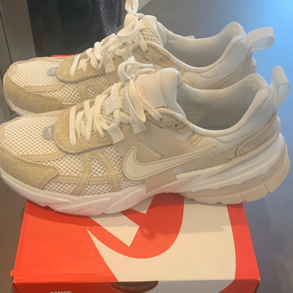 Nike Cream and White Athletic Shoes - Picture 2 of 6